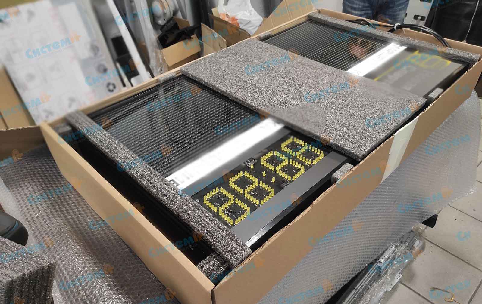 Транспортная картонная упаковка с фиксирующими вставками из пенополиэтилена Транспортная картонная упаковка с фиксирующими вставками из пенополиэтилена