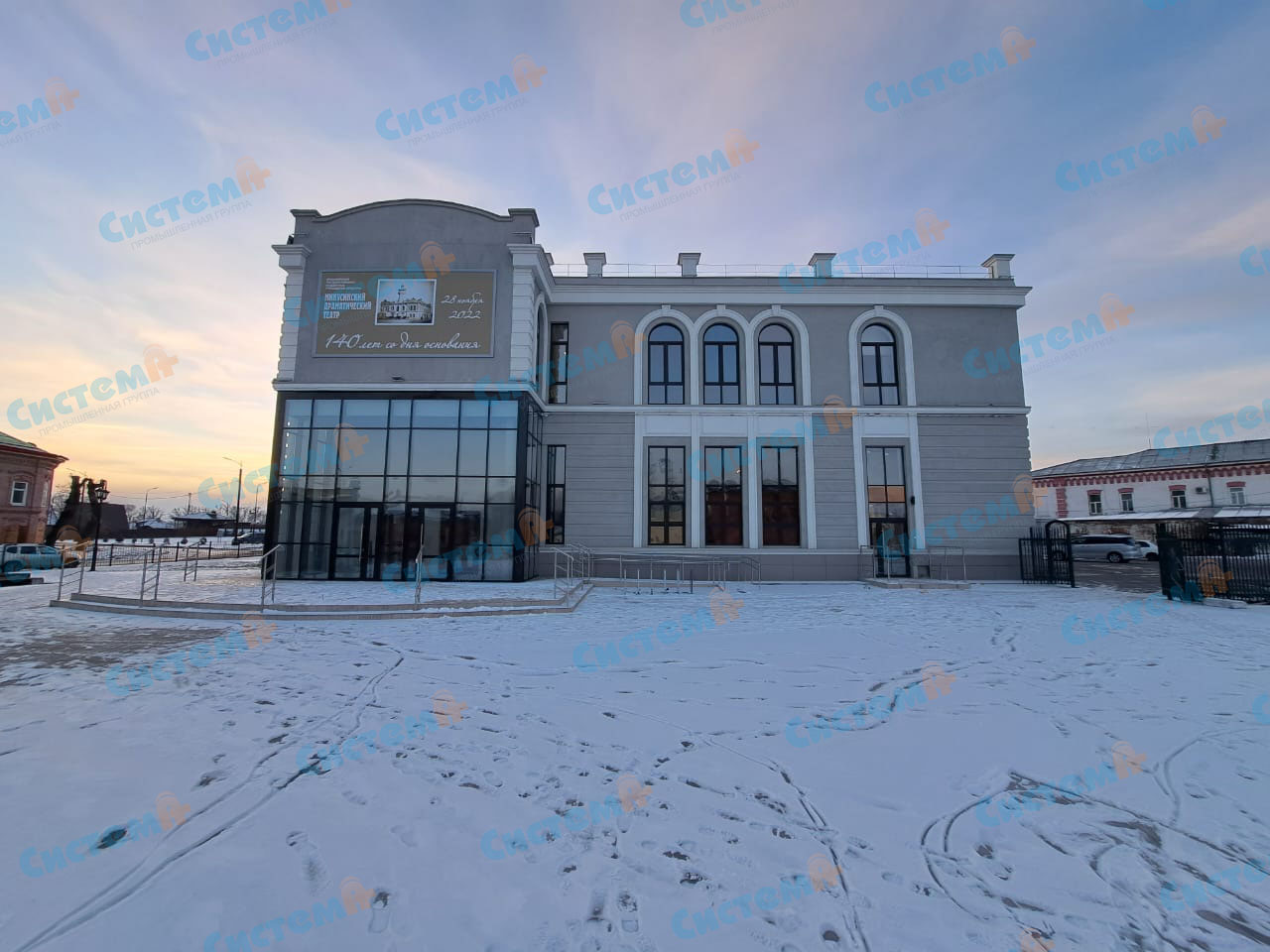 Фасадное обрамление для здания театра Фасадное обрамление для здания театра